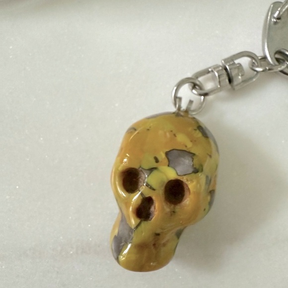 💛 Yellow Skull Keychain - Picture 2 of 4